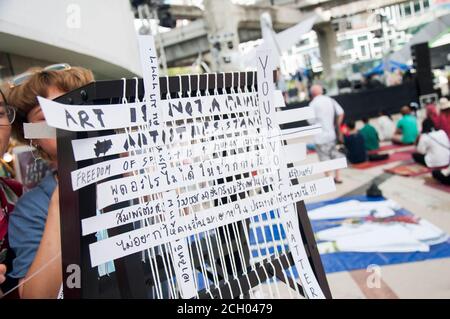 7 agosto 2001, Bangkok, Thailandia: Strisce di messaggi scritti dai partecipanti sul governo thailandese sono esposti sul thread board..il gruppo chiamato ''Arti libere'' ha tenuto un'attività ''Act si Art'' per esprimere il loro sostegno per la libertà di espressione e la democrazia in Thailandia il 12 settembre. Il gruppo è composto da artisti provenienti da diversi campi. Le attività dell'evento spaziano dai workshop alla recitazione di poemi, dal teatro e dai concerti. (Credit Image: © Peerapon Boonyakiat/SOPA Images via ZUMA Wire) Foto Stock