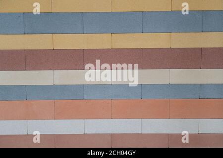 File di mattoni di decorazione multicolore Foto Stock