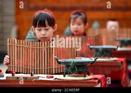 XI'an, provincia cinese di Shaanxi. 13 Settembre 2020. I bambini frequentano la prima cerimonia di scrittura, un'attività tradizionale tenuta per i bambini prima di essere ammessi a scuola, in un museo a Xi'an, nella provincia di Shaanxi della Cina nord-occidentale, il 13 settembre 2020. Credit: Liu Xiao/Xinhua/Alamy Live News Foto Stock