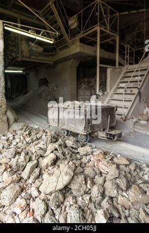 Minerali per la lavorazione nella città mineraria dell'oro di Benguet Foto Stock