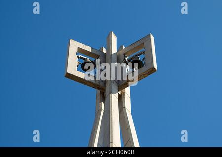 Coppia di campane della chiesa nel campanile Foto Stock