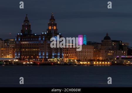 Liver Building, Liverpool, con illuminazioni notturne Foto Stock