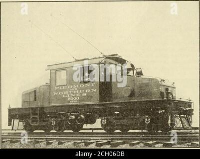 . Ingegneria ferroviaria e locomotiva : una rivista pratica di energia elettrica e materiale rotabile ferroviario. Molte grandi imprese sono esposte dalle compagnie ferroviarie a vapore in Europa. La Londra &North-Western e la South-WesternRailways dell'Inghilterra, che gestisce il traffico suburbano e suburbano a Londra, hanno deciso di elettrificare le loro linee cittadine, e ora è riferito che le ferrovie PrussianGovernment a Berlino sono in grado di essere cambiate da locomotivetrazione a vapore a trazione elettrica. INGEGNERIA FERROVIARIA E LOCOMOTIVA. Giugno 1912. Reparto elettrico la massima tensione corrente continua lo Foto Stock