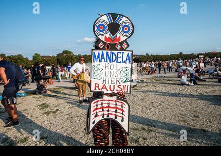 Monaco, Baviera, Germania. 12 settembre 2020. Un negatore Corona che chiede a Nelson Mandela di salvarli. Mandela morì nel 2013. Il gruppo "Conspiritualità" di Querdenken, che ha tenuto i demo a Berlino contro le misure anti-Corona e in ultima analisi contro il governo tedesco, è arrivato a Monaco dopo numerosi ostacoli giuridici, prima marciando da Odeonsplatz, prima di terminare la demo proprio come la polizia stava per essere a causa del mancato rispetto delle normative. 10,000 poi assemblato a Theresienwiese con minima distanza e poche maschere. Il gruppo ha criticato la polizia e ha chiesto un campo di terrorismo della carta Foto Stock