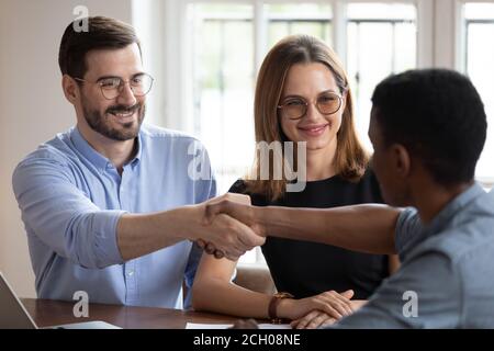 Afro americano realtor handshake felice coppia accordo di chiusura in carica Foto Stock