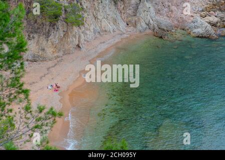 La famiglia che si affaccia sulla splendida spiaggia di Cala Futadera è una delle poche spiagge naturali incontaminate della Costa Brava, Catalogna, Spagna. Foto Stock