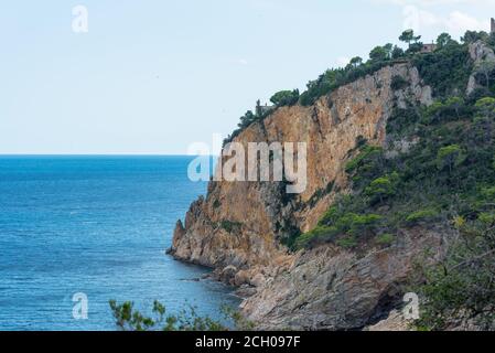 Paesaggio nella bellissima spiaggia di Cala Futadera è una delle poche spiagge naturali incontaminate rimaste sulla Costa Brava, Catalogna, Spagna. Foto Stock