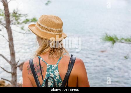 Cala Futadera, Spagna : 2020 settembre 02 : giovane donna bionda nella bella spiaggia di Cala Futadera è una delle poche spiagge naturali incontaminate rimaste Foto Stock