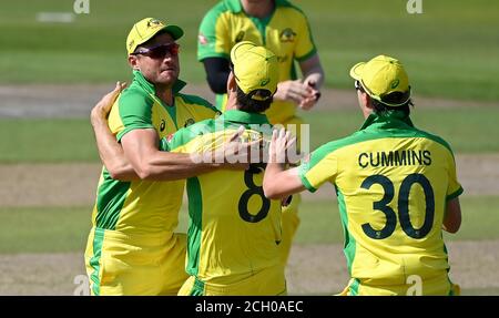 Marcus Stoinis (a sinistra) in Australia festeggia con i suoi compagni di squadra dopo aver preso il wicket di Jason Roy in Inghilterra durante la seconda partita ODI Royal London all'Emirates Old Trafford, Manchester. Foto Stock