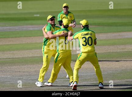 Marcus Stoinis (a sinistra) in Australia festeggia con i suoi compagni di squadra dopo aver preso il wicket di Jason Roy in Inghilterra durante la seconda partita ODI Royal London all'Emirates Old Trafford, Manchester. Foto Stock