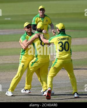 Marcus Stoinis (a sinistra) in Australia festeggia con i suoi compagni di squadra dopo aver preso il wicket di Jason Roy in Inghilterra durante la seconda partita ODI Royal London all'Emirates Old Trafford, Manchester. Foto Stock