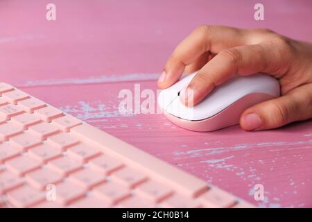 Mano delle donne con mouse del computer, primo piano Foto Stock