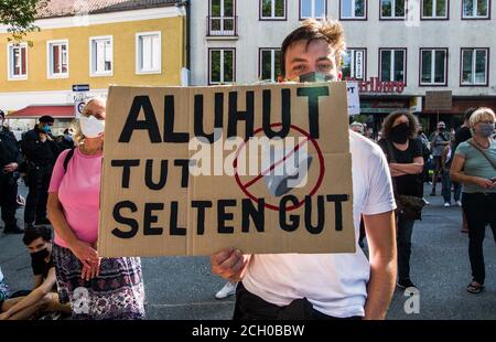 12 settembre 2020, Monaco, Baviera, Germania: ''Aluhut'' si riferisce ai ''cappelli di tinfoil'' che sono usati per descrivere i teorici della cospirazione e le persone della Conspiritualità di nuova età dietro i demos anti-corona. Fino al 1,000 è apparso alla Goetheplatz di Monaco per dimostrare contro la demo di Querdenken089 di deniers corona, teorici della cospirazione, neonazi, antisemiti, reichsbuerger (cittadini sovrani) e medici curatori di nuova età. (Immagine di credito: © Sachelle Babbar/FILO ZUMA) Foto Stock