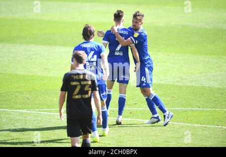 Gwione Edwards (centro) di Ipswich Town celebra con Luke Chambers (a destra) dopo aver segnato il secondo gol del suo lato durante la partita di Sky Bet League One a Portman Road, Ipswich. Foto Stock