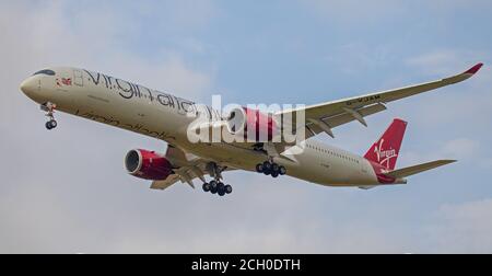 Virgin Atlantic Airbus a350 G-VJAM in avvicinamento finale all'aeroporto londinese di Heathrow LHR Foto Stock