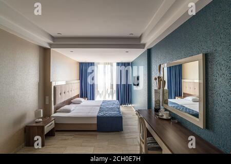 Interno di una camera d'hotel con due letti Foto Stock