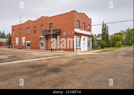 Craigmyle, Alberta, Canada – 08 settembre 2020: Abbandonato vecchio hotel storico nella strada principale del villaggio Foto Stock