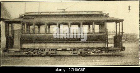 . Il giornale ferroviario di strada . PHIS STREET FERROVIA NEGOZI McWhorter, meccanico principale del sistema, e fu costruito i negozi della società sotto la sua supervisione. È il 2 marzo 1907.] GIORNALE FERROVIARIO STRADALE. 371 costruita su un'auto piatta lunga 32 piedi e larga 8 piedi. Quando il conducente non è necessario per un periodo di tempo considerevole, può essere rimosso dalla vettura e la vettura utilizzata per altri scopi. I cavi o le guide del martello sono alti 22 piedi, di4 poll. X 6-in. Pino, con 2-in. X 6-in. Runner di quercia per il martello, e si estendono oltre l'estremità della vettura a entro 18 poll. Della rotaia. Sono supporte Foto Stock