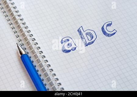 Testo abc scritto a mano su foglio di notebook Foto Stock