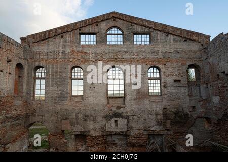 vecchio edificio in mattoni, parete frontale. la finestra archi Foto Stock