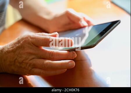 Primo piano di una donna anziana che naviga sul suo iPad. Foto Stock