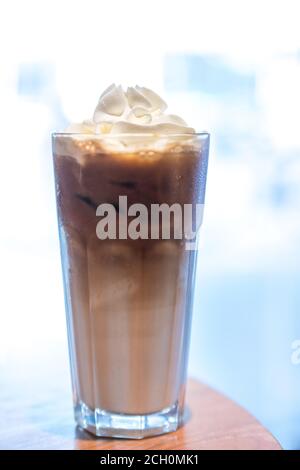 Caffè ghiacciato con panna montata e cospargere di mandorle Foto Stock