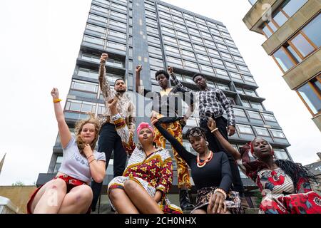 Edimburgo, Scozia, Regno Unito. 13 settembre 2020. I membri del movimento oscurato celebrano all'esterno dell'edificio precedentemente conosciuto come David Hume Tower in George Square, nel campus dell'Università di Edimburgo. I membri del movimento sono tutti studenti dell'Università di Edimburgo e hanno presentato una petizione al comitato EDI (University's Diversity and Inclusion) per la rimozione del nome di Hume a causa delle sue storiche opinioni presumibilmente razziste. La torre è stata rinominata 40 George Square. Iain Masterton/Alamy Live News Foto Stock