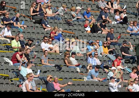 Berlino, Germania. 13 Settembre 2020. Atletica: Incontro di Istaf nello Stadio Olimpico. Gli spettatori applaudono i discisti lanciatori sul lato soleggiato dello stadio. A causa delle regole della corona, sono state bloccate file di sedili o sedili con nastri colorati. Credit: Soeren Stache/dpa-Zentralbild/dpa/Alamy Live News Foto Stock