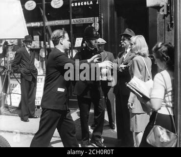 BASIL DEARDEN prova JIMMY HANDLEY DIRK BOGARDE e PEGGY EVANS con Continuity Girl JEAN GRAHAM a destra sul set location candid durante le riprese DELLA LAMPADA BLU 1950 regista BASIL DEARDEN sceneggiatura T.E.B. Produttore Clarke Michael Balcon Ealing Studios / J. Arthur Rank Organizzazione / General Film Distributors Foto Stock