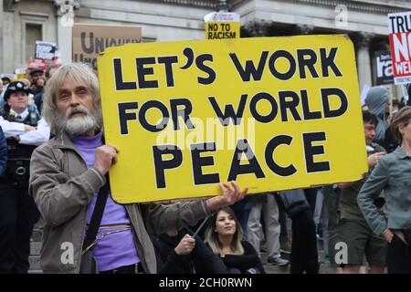 Protesta contro Trump in Trafalgar Square Foto Stock