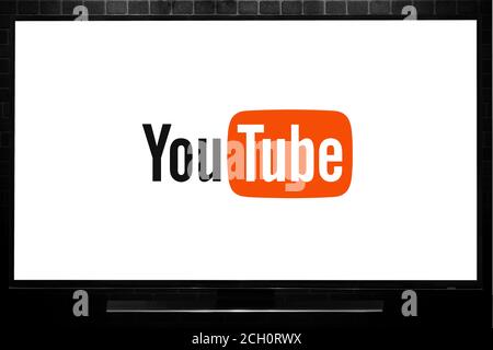 Concetto di streaming multimediale. Sfondo del televisore con IL LOGO YOUTUBE Foto Stock