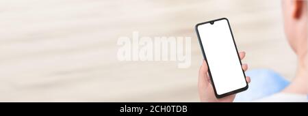 Donna seduta e tenuta schermo vuoto simulano il telefono cellulare. Telefono cellulare con supporto manuale con schermo vuoto Foto Stock