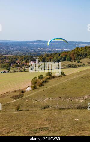 Hang Glider catturare la brezza sulla North Downs Way, Kent Downs Area di bellezza naturale, Detling, Kent, Foto Stock