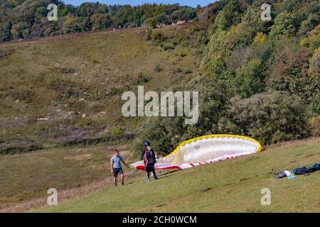 Hang Glider catturare la brezza sulla North Downs Way, Kent Downs Area di bellezza naturale, Detling, Kent, Foto Stock