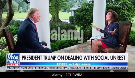 12 settembre 2020, Washington, District of Columbia, USA - uno screen grab del presidente DONALD TRUMP durante un'intervista con il giudice JEANINE PIRRO per il suo Fox News show, 'Giustizia con il giudice Jeanine.' Nell’intervista Trump ha sostenuto, senza prove, che il suo avversario elettorale, Joe Biden, prende le droghe per aiutarlo nei suoi dibattiti.(immagine di credito: © Fox News/ZUMA Wire) Foto Stock