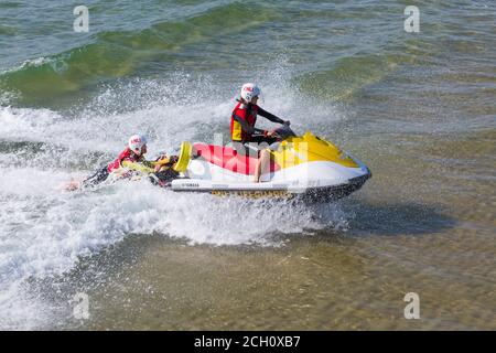 Bournemouth, Dorset UK. 13 settembre 2020. Bagnini RNLI su jet ski jetski in mare presso la spiaggia di Bournemouth, mare. Credit: Carolyn Jenkins/Alamy Live News Foto Stock