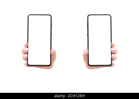 La mano della donna mostra lo smartphone mobile con schermo bianco in posizione verticale. Mok up mobile. Isolato su sfondo bianco. Opzioni sinistra e destra Foto Stock