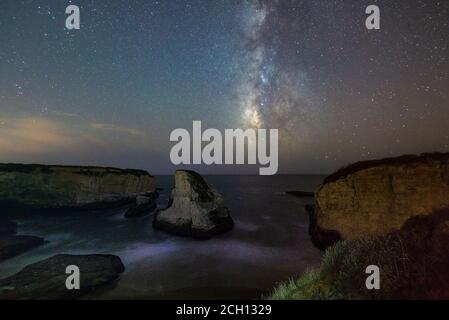 Shark fin Cove e Milky Way sull'Oceano Pacifico Foto Stock