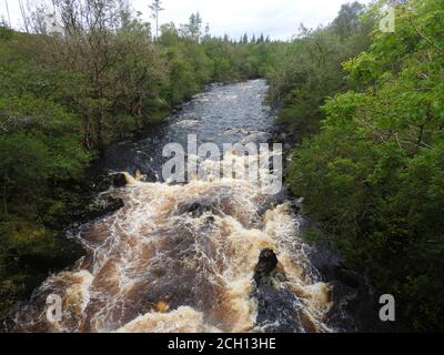 Le rapide sotto il ponte presso il Centro visitatori Glentrool, Galloway Forest Park, Scozia (settembre 2020). Foto Stock