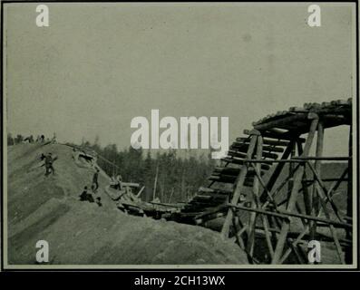 . La realizzazione di una grande ferrovia canadese; La storia della ricerca e della scoperta del percorso, e la costruzione della ferrovia Grand Trunk Pacific, quasi completata, dall'Atlantico al Pacifico, con qualche racconto delle difficoltà e delle emozionanti avventure dei suoi costruttori in un paese inesplorato . Costruire il Viadotto Battle River questa è la più grande struttura metallica tra Winnipeg e il Pacifico, beingii mileslonebv i8ofeet alto nel centro. Attraversa il fiume e la valle del nome del samename il viaggiatore in testa è visto impostare una delle tende o tower-pieces in nampositio Foto Stock