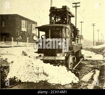 . Giornale ferroviario elettrico . CARRELLO DI LINEA IN ST. LOUIS, CHE PULENDO LA NEVE DALLA STRADA, ha ideato un tipo di attrezzatura che sembra essere bothnovel ed efficiente. Qualche tempo fa un telaio Garford camion è stato acquistato da questa azienda e attrezzato nei propri negozi con abody comprendente un dispositivo di sollevamento palo e un regolatore per la riparazione di carrello e fili di alimentazione. Recentyil carrello è stato utilizzato come spazzaneve. Una tavola da neve è fissata per mezzo di un'asta sul lato della sponda fissata a mozzi allentati sulle ruote posteriori. L'aratro improvvisato poggia a terra e, a movimento preventivo, è fissato alla parte anteriore del tru Foto Stock