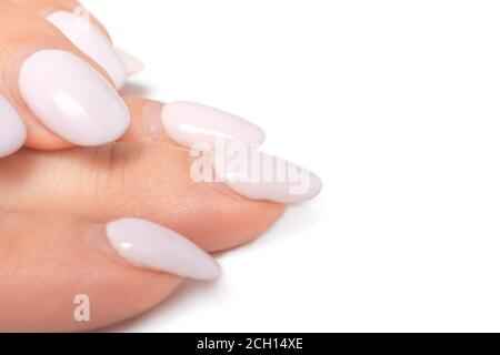 Unghie di gommalacca sopravagite su mani femminili isolate su sfondo bianco. Cura delle unghie. Tempo di lucidatura gel di correzione. Foto Stock