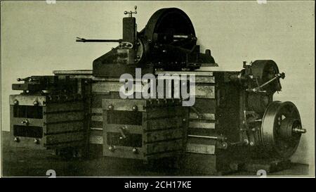 . Ingegnere meccanico ferroviario. E trattato scientificamente a caldo e fabbricato con estrema precisione. I tappi di ingrassaggio sono provviditi in modo che i cuscinetti possano essere riempiti di grasso quando necessario, cosa che non accade spesso. Gli anelli di tenuta in feltro impediscono all'ubricante di uscire dalla scatola. Queste scatole a doppio cuscinetto a sfere possono essere installate in uno qualsiasi dei più comuni tipi di staffe. Heavy Duty Traverse Head Shaper LA Putnam Machine Works di Manning, Maxwell &Moore, Inc., Fitchburg, Mass., ha recentemente aggiunto alla linea di macchine utensili moderne, un capesante in traverso da 26 poll. Mentre questa sagomatrice è uno scopo generale Foto Stock