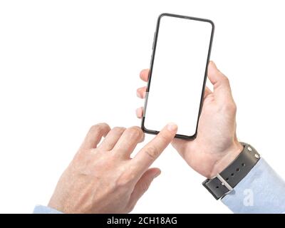 mano dell'uomo che tiene lo smartphone nero con schermo vuoto e tocco delle dita. design moderno senza cornice. isolato su sfondo bianco Foto Stock