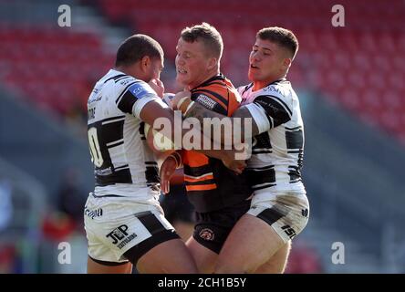 Castleford Tigers Adam Milner ha affrontato Joe Cator e Tevita Satae del Hull FC durante la partita di Betfred Super League presso il Totally Wicked Stadium, St Helens. Foto Stock