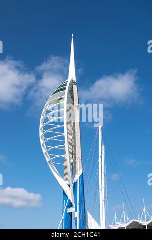 Spinnaker Tower situato nel molo di Gunwharf nella città di Portsmouth. Foto Stock