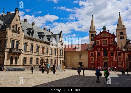 Praga, Repubblica Ceca - 5 luglio 2020: Piazza San Giorgio si trova nel Castello di Praga con i punti di riferimento Basilica di San Giorgio e la Residenza New Provost. Foto Stock