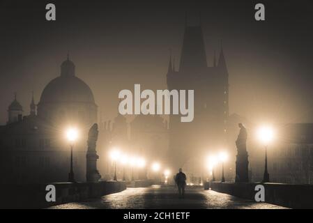 Vista spettacolare del Ponte Carlo a Praga su Misty Notte Foto Stock