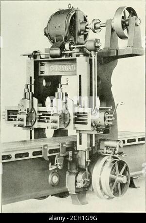 . Ingegnere meccanico ferroviario . PIALLATRICE PER IMPIEGHI GENERALI mentre per molti anni è stata apportata una piccola modifica all'aspetto generale e alla scatti delle macchine piallatrici, sono stati apportati diversi miglioramenti nei modelli più tardi per renderle più efficienti e capaci di una maggiore produzione. .MONG i miglioramenti apportati alla linea di fresatrici prodotte dalla Cincinnati Planer Company, Cincinnati. Ohio, mav l)e ha menzionato l'uso di herringbone. La fresatrice Cincinnati ha fornito i più recenti miglioramenti degli ingranaggi nella prima riduzione della trasmissione della piattaforma, lubrificazione forzata, traslazione rapida della potenza della Foto Stock