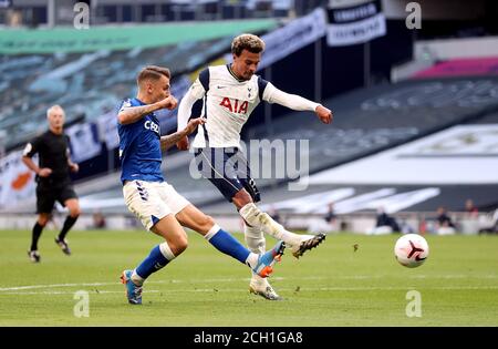 Il DELE Alli di Tottenham Hotspur spara sotto la pressione di Lucas Digne di Everton durante la partita della Premier League al Tottenham Hotspur Stadium di Londra. Foto Stock